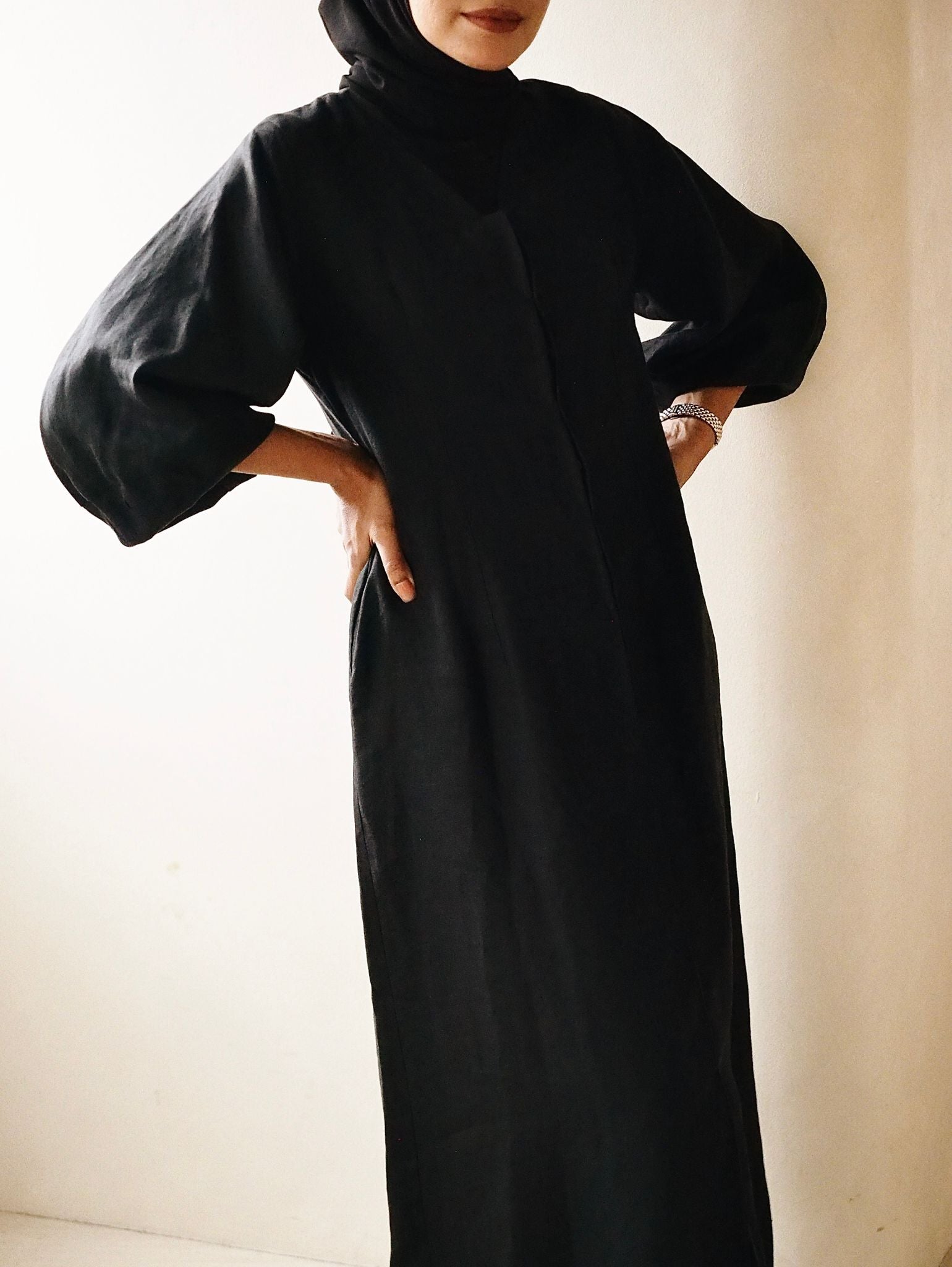 V-Neck Dress in Black – Ecru-shop